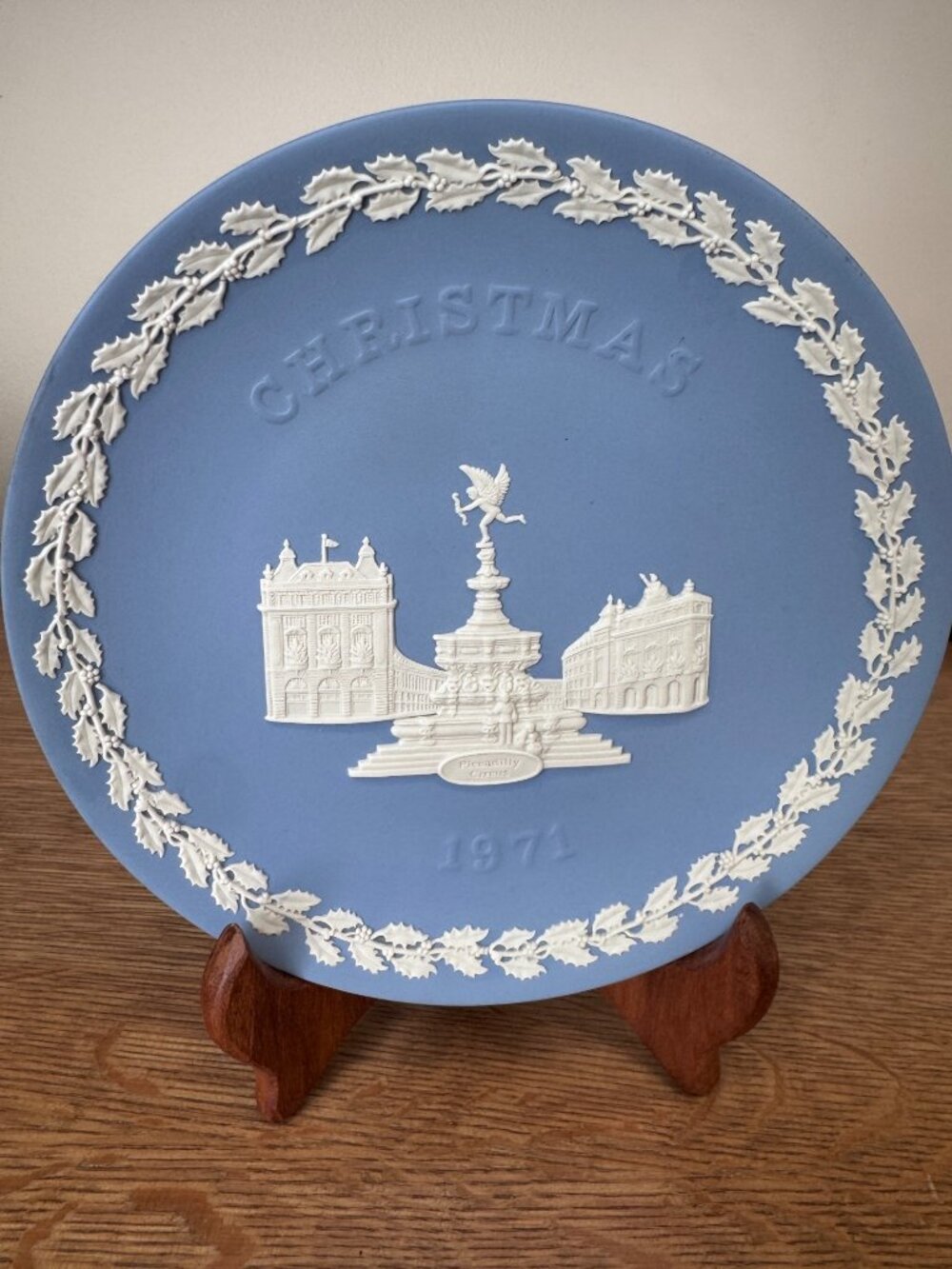 Wedgwood Jasperware Christmas Plate 1974 Piccadilly Circus Blue England 8”